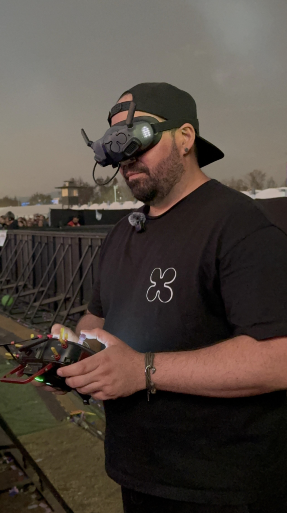 Manuel, piloto de Megdrones, volando un drone FPV con gafas durante un evento